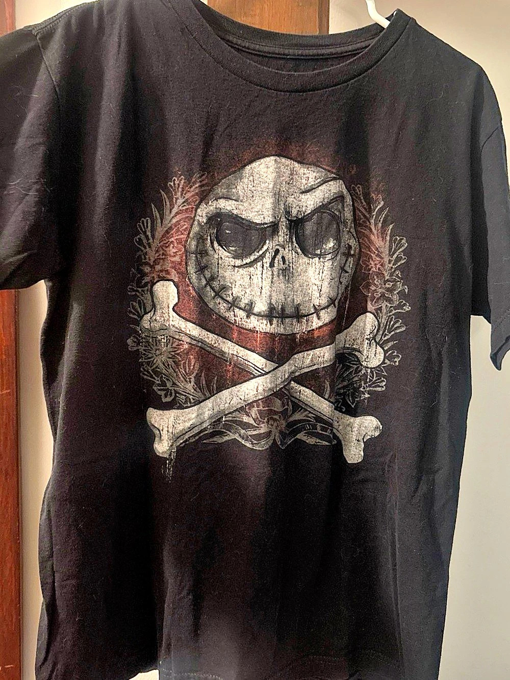 Disney Graphic Skull & Crossbones Tee in Black Size Small